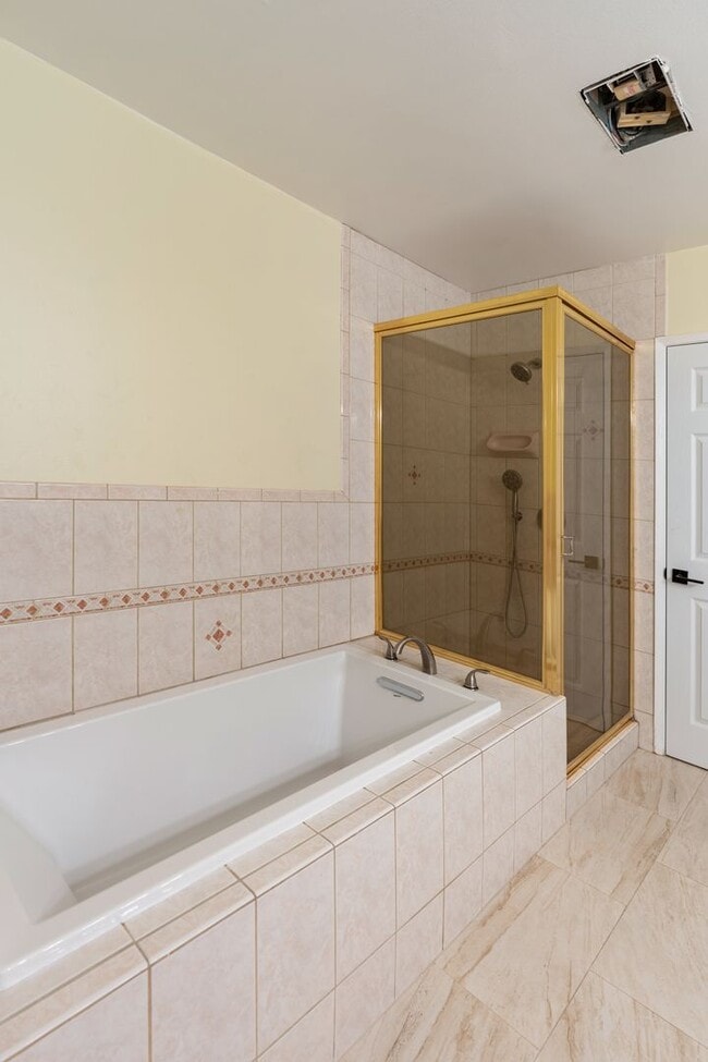 Building Photo - Large 5 Bedroom 4 bathroom Home