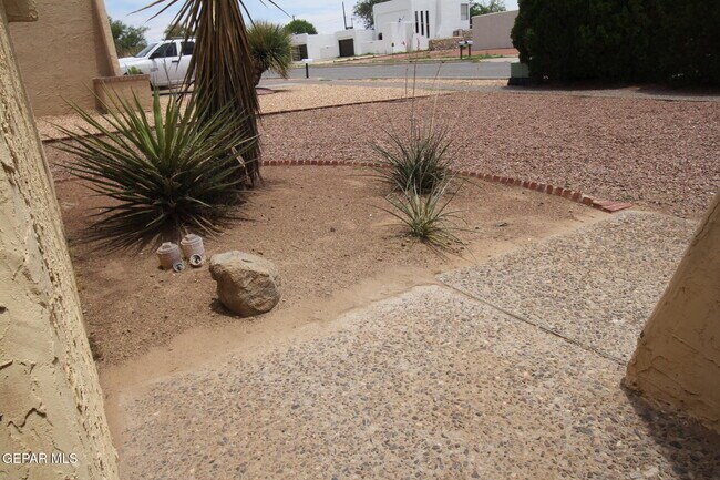 Building Photo - 10711 Ivanhoe Dr
