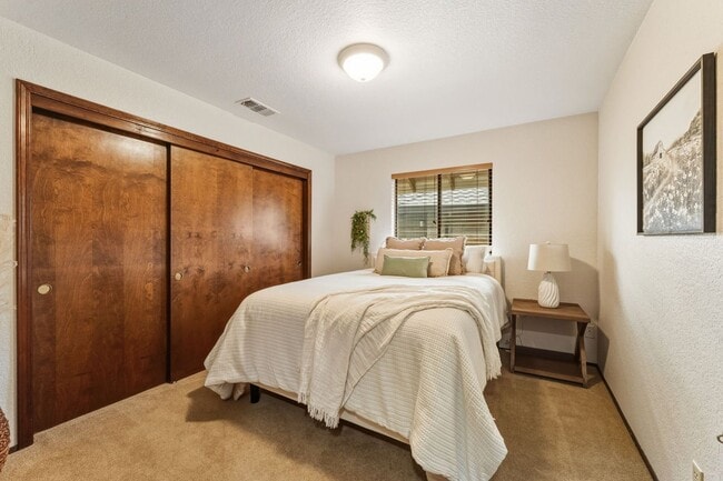 Building Photo - Quiet & Central Neighborhood - 3 Bedroom 2 Bathroom - Large Yard - Lawn Service Provided!