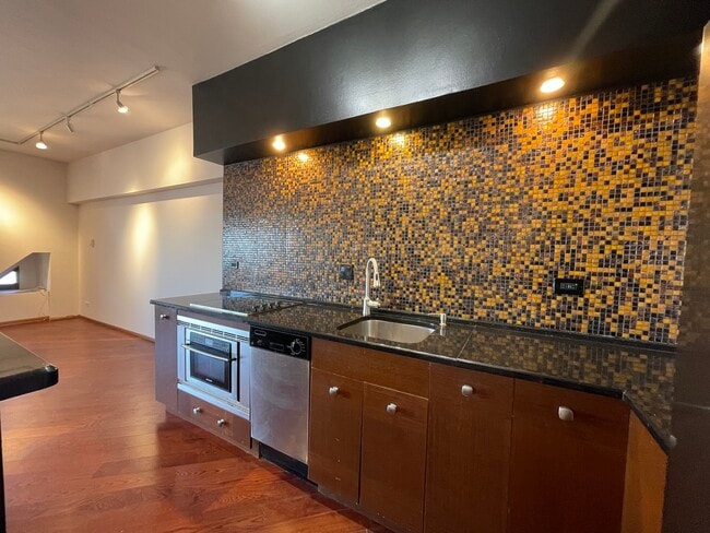 Building Photo - 175 E Delaware Pl