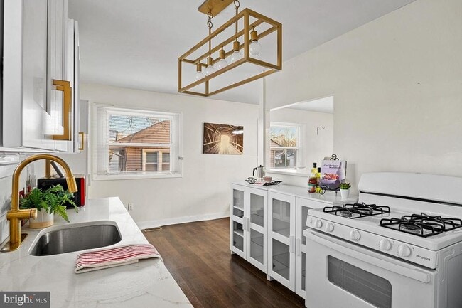 Building Photo - 903 Montrose Ave