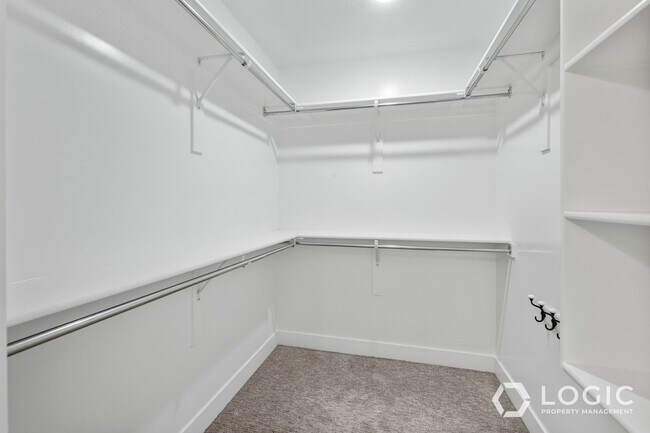 Building Photo - Beautiful Townhome in Amazing Location.