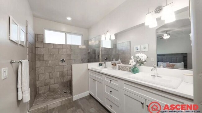 Building Photo - Newly built home located in Shafter!