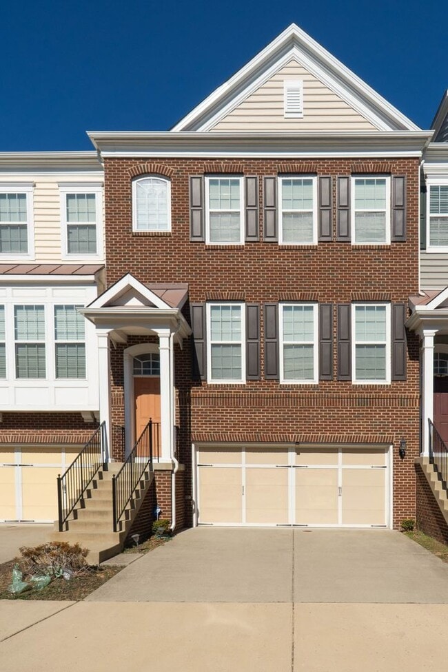 Building Photo - Gorgeous 3 Level Townhome