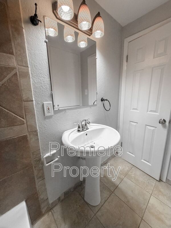 Building Photo - 1027 E Stone St