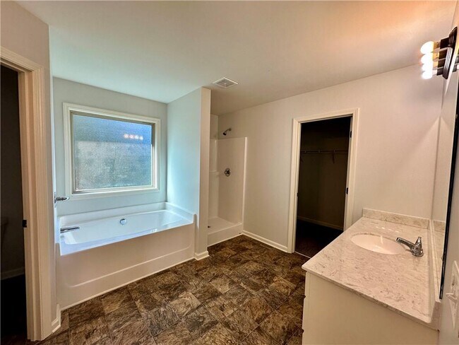 Building Photo - 712 Pinnacle Dr.