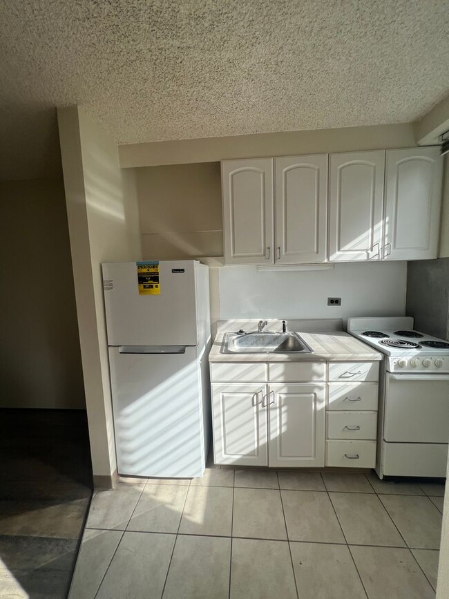 Building Photo - Renovated studio @ Pacific Grand $1400.00