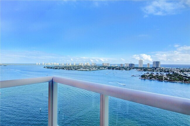 Building Photo - 2640 Lake Shore Dr