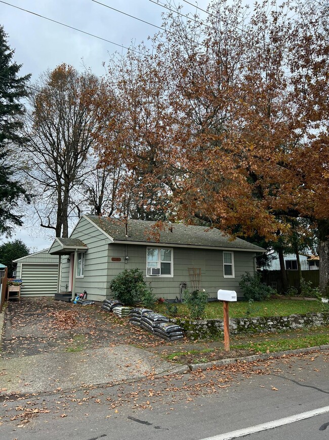 Front/entryway - 3002 E McLoughlin Blvd