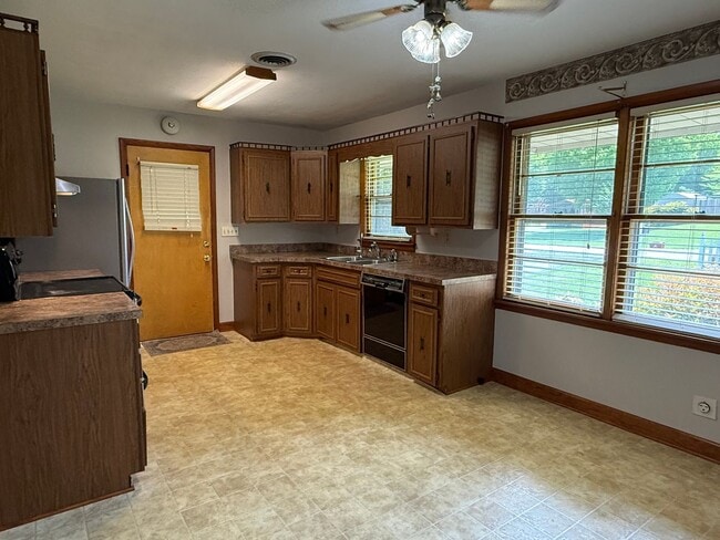 Building Photo - Beautiful 3 bedroom- North Johnson City & Town Acres school district!
