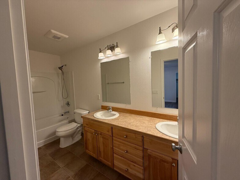 Master bathroom - 20510 Wooded Hollow Cir