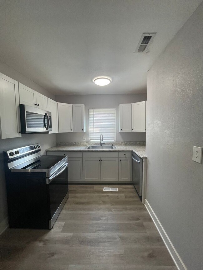 Building Photo - 2 bedroom One bath with new appliances