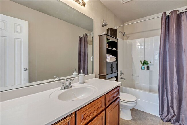 Building Photo - Adorable Cozy Home in Yukon (Mustang Schools)