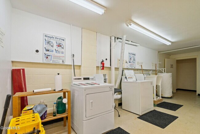 Building Photo - 25A Pine Ln