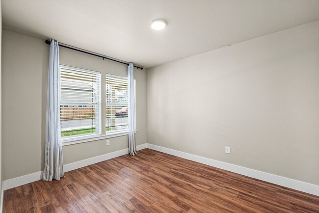 Building Photo - Modern 4-Bed Tacoma Home | Energy Efficien...