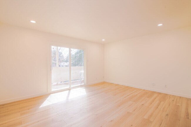 Building Photo - Beautiful 2-bedroom, 1-bathroom townhouse located in the vibrant city of El Paso