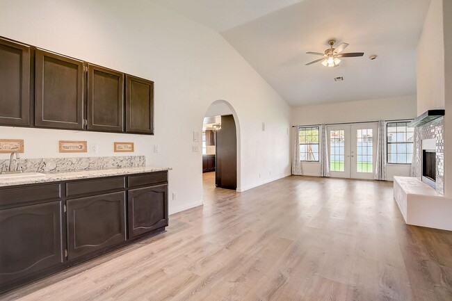 Building Photo - Luxury 4 Bed, 3 Bath, 3 Car Garage Home on...