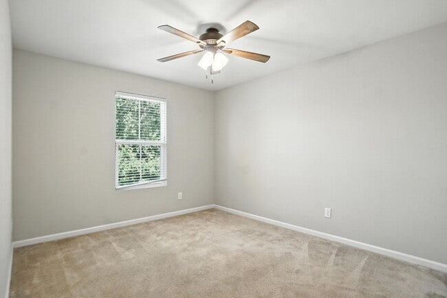 Building Photo - Fully Updated and Move-In Ready with Excep...