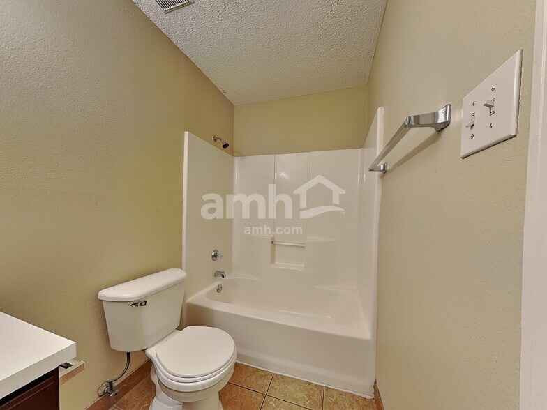 Building Photo - 800 Castlewick Ct