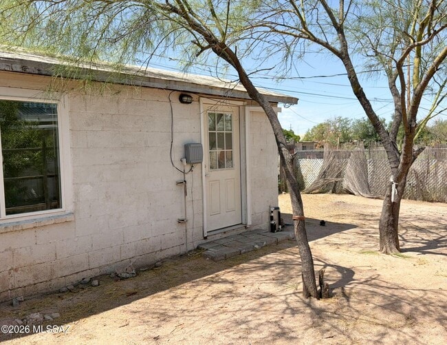 Building Photo - 833 W Tipton Dr