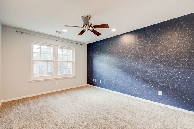 Building Photo - 5 Bed/ 3 Bath Two Story Home