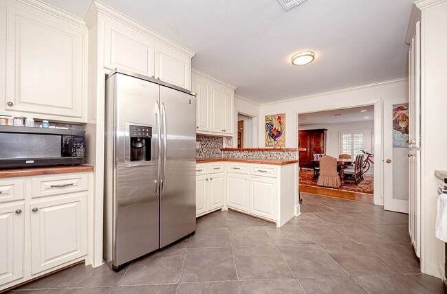 Building Photo - Coastal Living at Its Best – Fully Furnish...