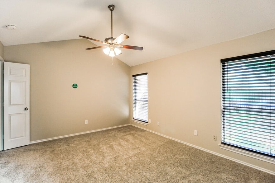 Building Photo - 4217 Glen Hollow Cir