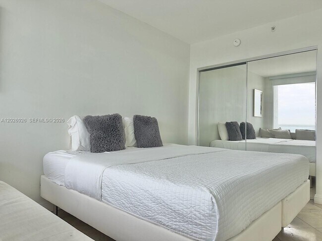 Building Photo - 16400 Collins Ave