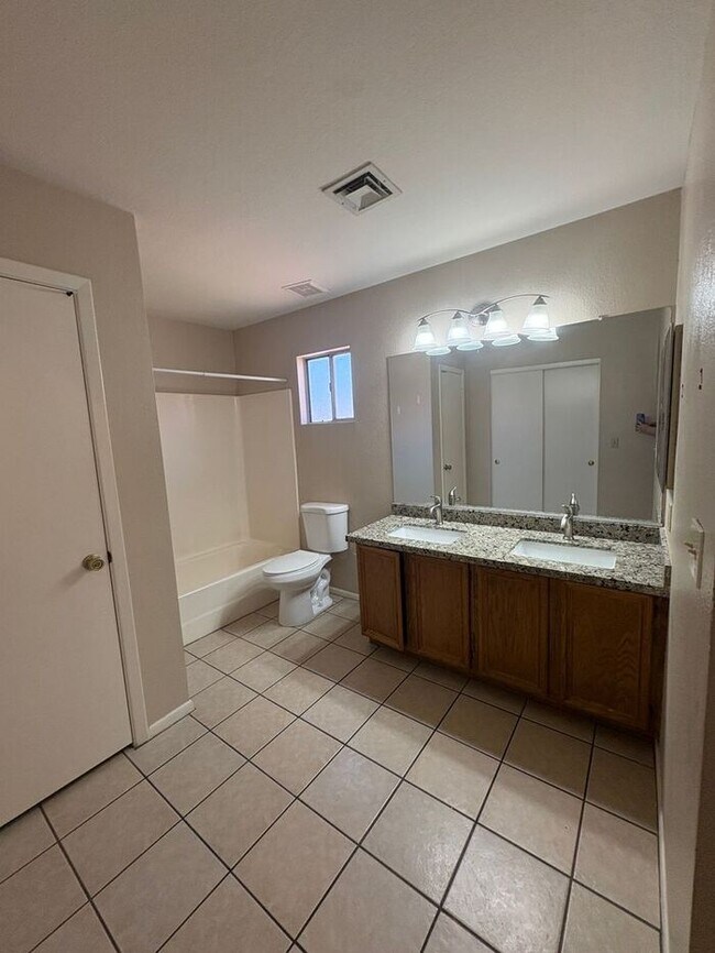 Building Photo - READY TO TOUR NOW! 2 Bedroom 2 Bath Peoria Townhouse