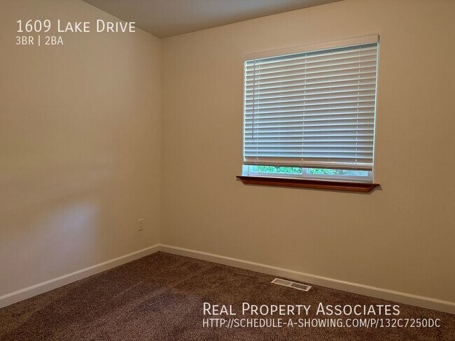 Building Photo - Island Life