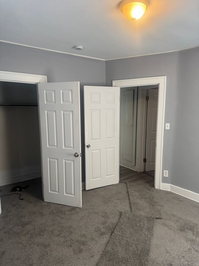 Building Photo - 3 bed/1 bath-- WATER INCLUDED- Two Family ...