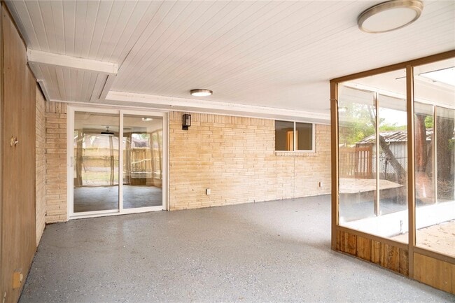 Building Photo - 9214 Woodland Oaks Dr