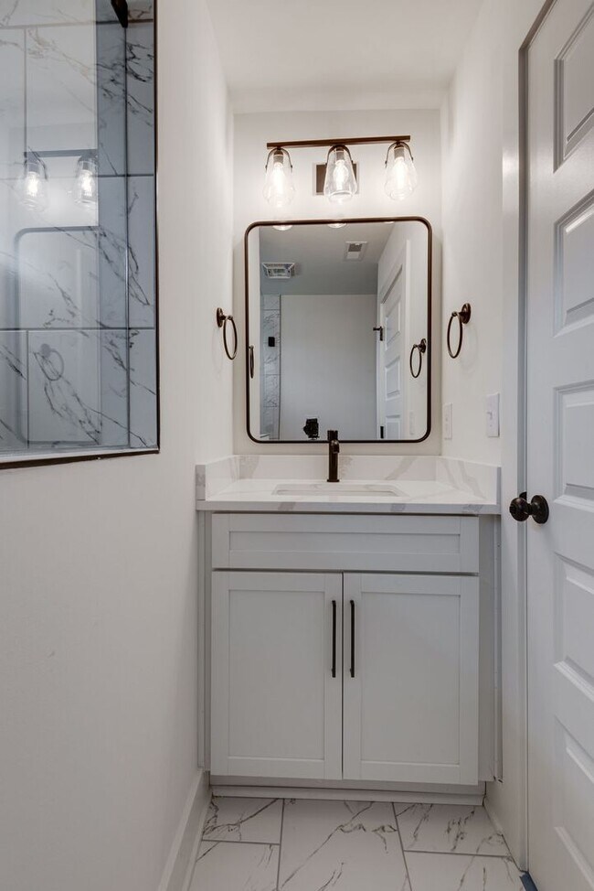 Building Photo - Bright + Modern 4BR in Walkable Inglewood — Available Dec 1