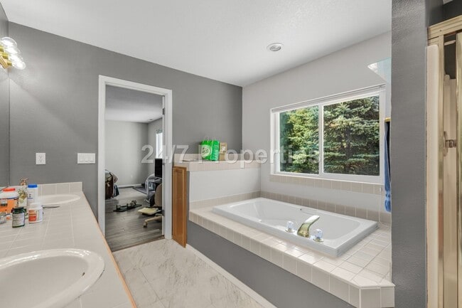 Building Photo - Inviting 3 BD | 2.5 BA Home w/ Massive Bac...