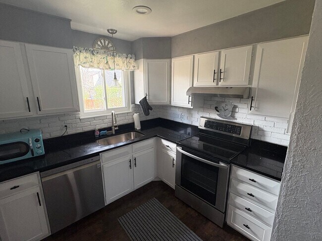 Building Photo - Price update Charming 2BR House (Basement ...