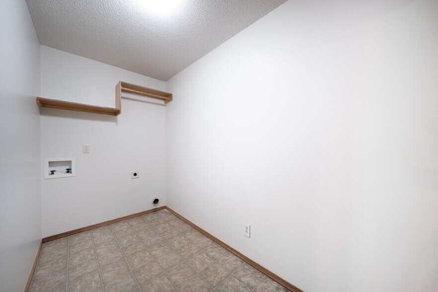 Building Photo - 1339 S Summit Rd