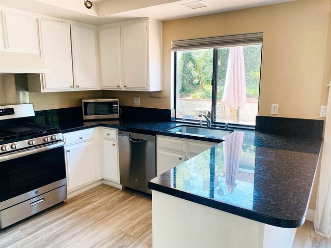 Building Photo - Calabasas Two-Story 4b/3b Beautifully & Mo...