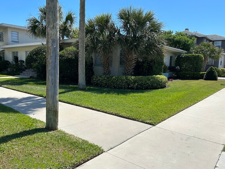 Building Photo - 941 N Oleander Ave