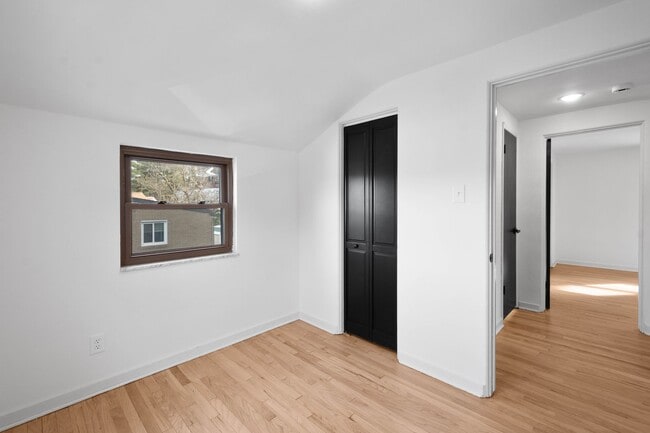 Building Photo - Ready for move in! Check out this RENOVATED 3 bedroom in BROOKLINE! UNBEATABLE LOCATION!