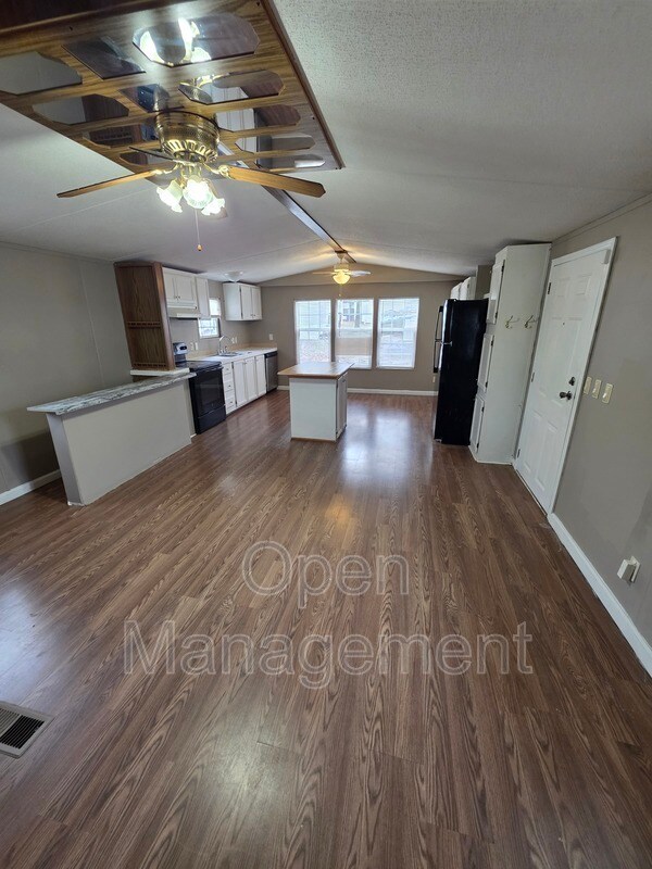 Building Photo - 16 English Village Park