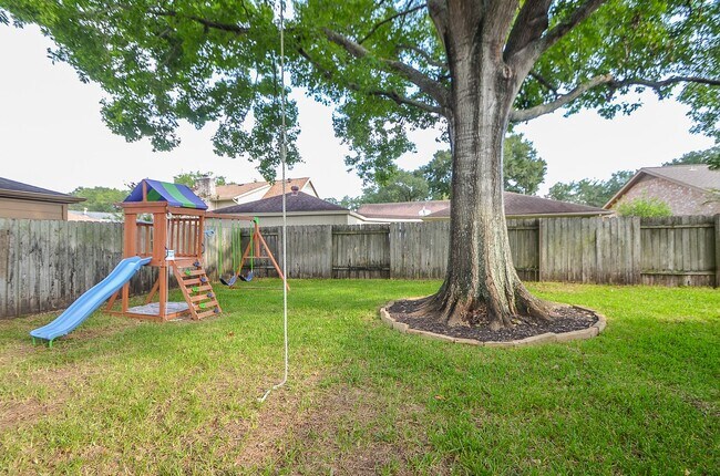 Building Photo - 3027 Colonial Dr