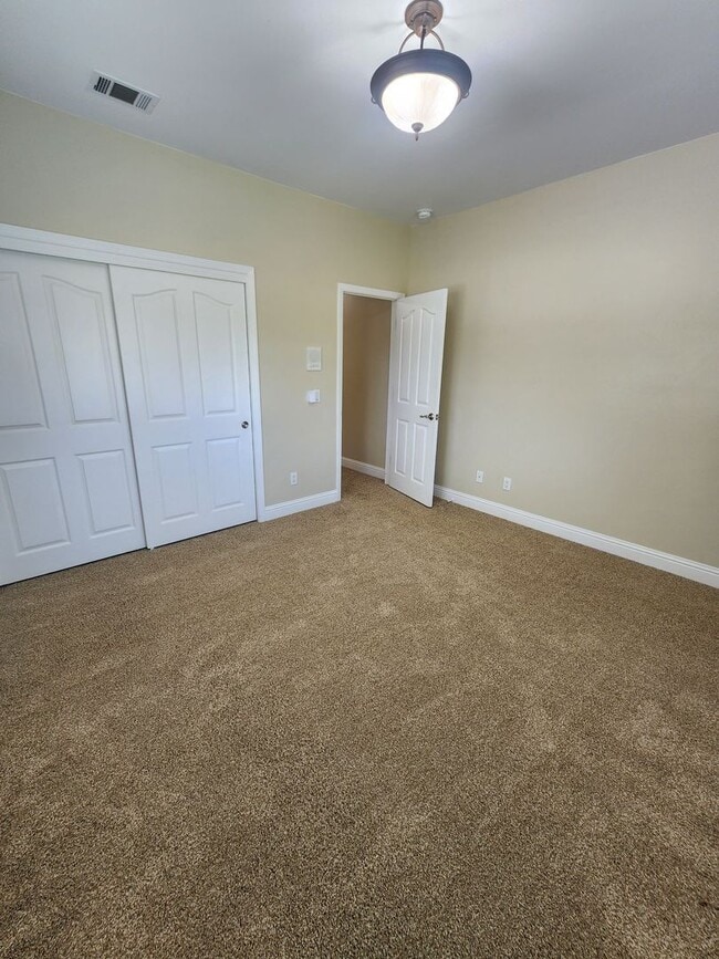 Building Photo - Gorgeous and Spacious 4 Bedroom Home