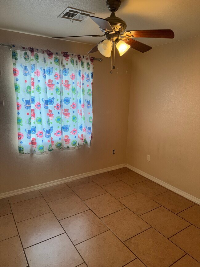 Building Photo - 2615 E Edais St