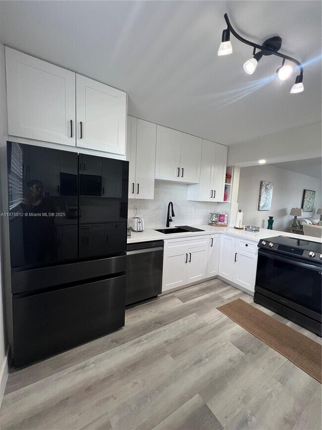 Building Photo - 4950 E Sabal Palm Blvd