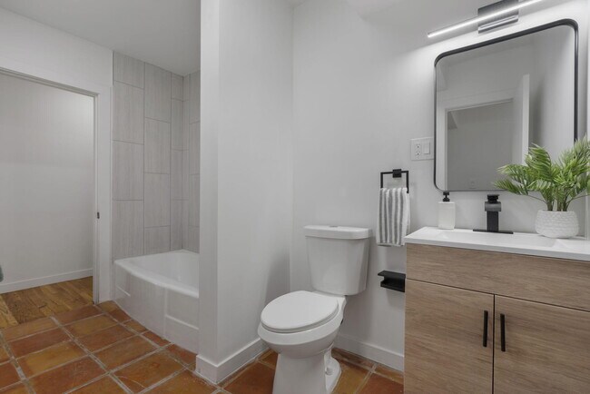 Building Photo - 219 Solano Dr SE