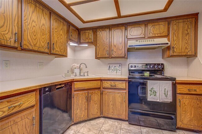 Building Photo - 2109 Shamrock Dr