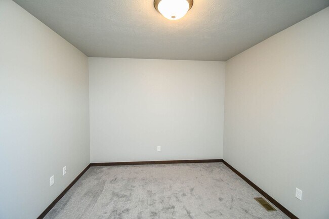 Building Photo - Stylish Townhome in Harrisburg School District – Open Floor Plan & Loft!