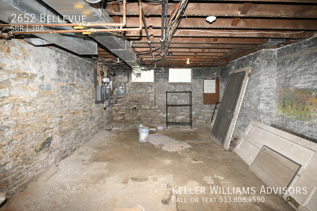 Building Photo - 2652 Bellevue-