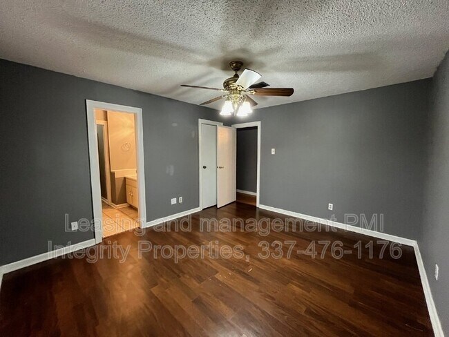 Building Photo - 107 Village Ln