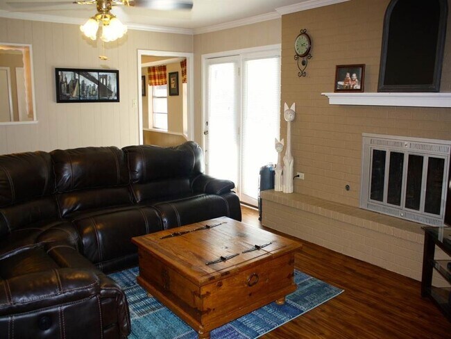 Building Photo - 2403 Balsam St